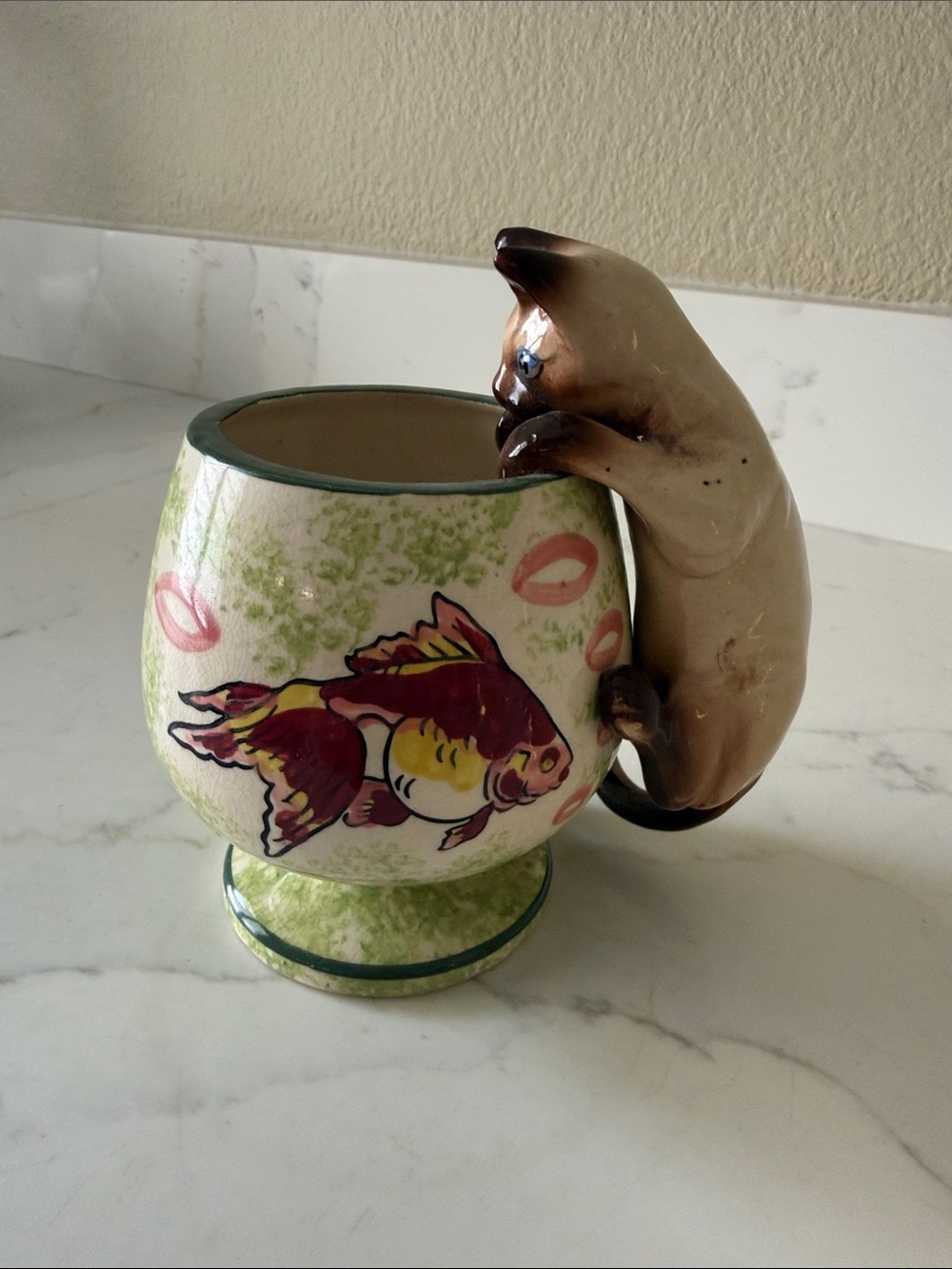 Vintage Siamese Cat on Cup